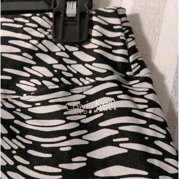 Calvin Klien (L) Capri Leggings Quick Dry W/ Ruching and Butt Definition - Picture 4 of 6